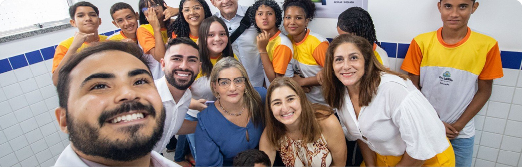 Prefeito X inaugura nova escola no bairro Y, beneficiando 500  alunos.