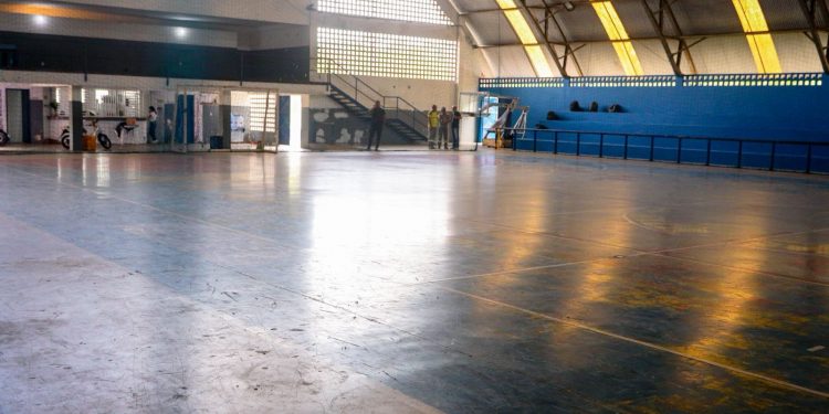 Ginásio Poliesportivo passa por serviço de pintura na parte estrutural