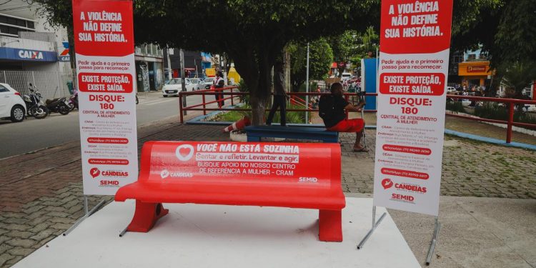 Entenda o significado do Banco Vermelho instalado na Praça Dr. Gualberto